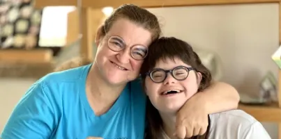 Katia e Sofia si abbracciano sorridendo